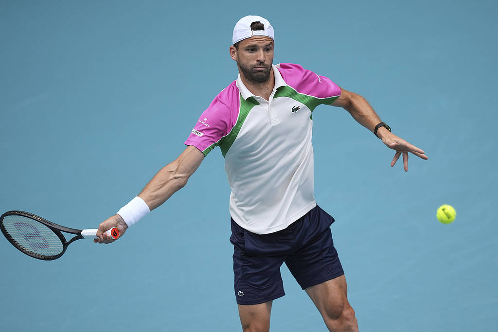 德约科维奇重返赛场，持续失利首场状态出色，勇士观众沸腾！